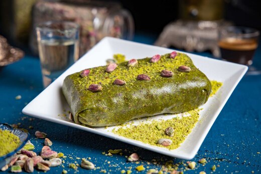 مفروكة بالقشطة والفستق الحلبي